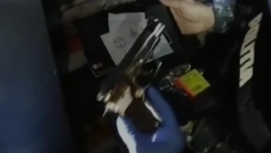 VIDEO. Traficanţi de arme din Dolj, "călcați" de mascaţi. "Marfa" era adusă din Bulgaria