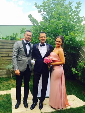 MĂDĂLIN IONESCU şi CRISTINA ŞIŞCANU, cei mai eleganţi naşi la nunta unui cântăreţ celebru! FOTO cu cei doi în „acţiune“