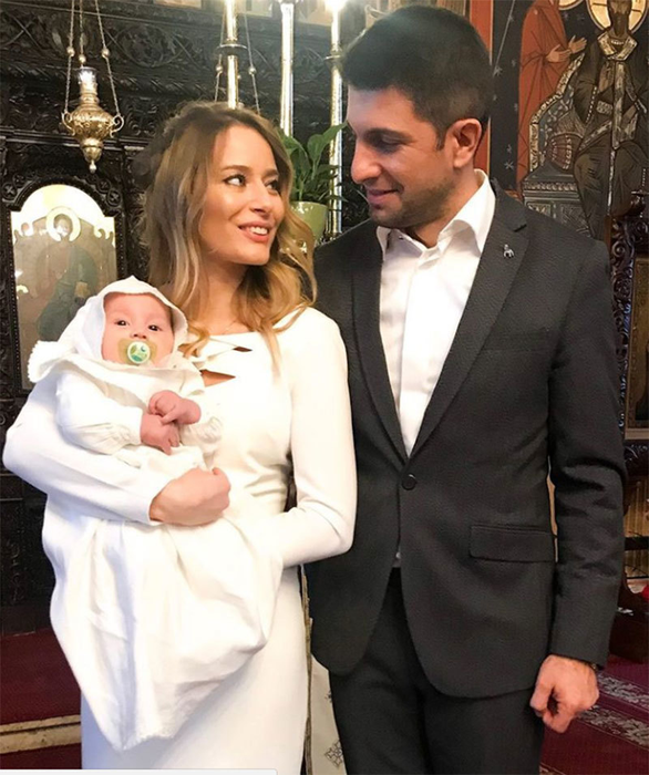 Dupa ce ar fi pierdut o sarcină, Laura Cosoi s-a pozat cu un bebeluş în braţe: „Să vă trăiască!”