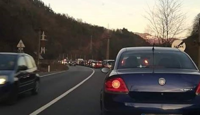 Accident cumplit cu 5 răniți în județul Hunedoara! Au fost implicate 3 mașini