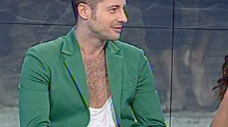 Adi de la Akcent sfideaza vara! Sta cu "blana" pe el! Uite cum poate sa arate intr-o bluza cu vedere la pectorali