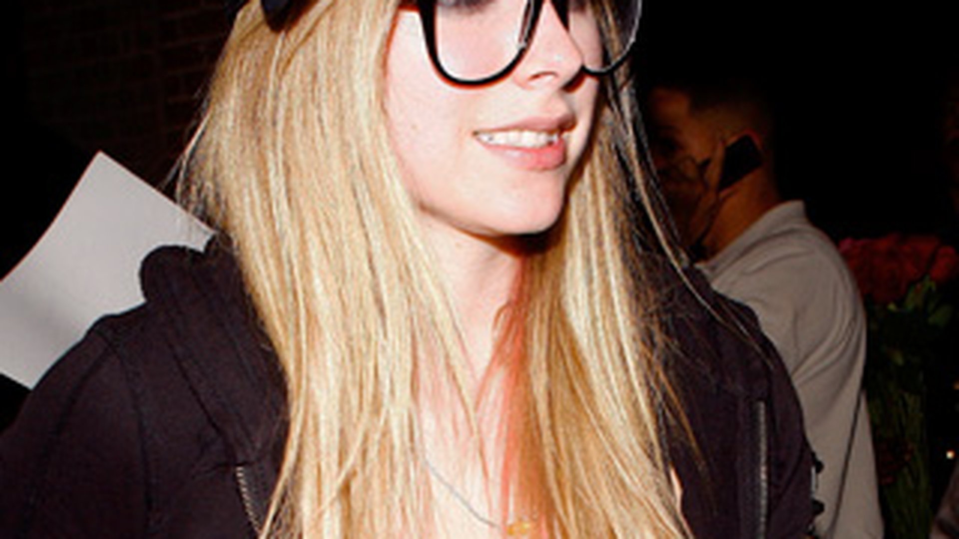 VIDEO Avril Lavigne impresioneaza in "What The Hell" prin stilul rebel!
