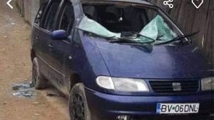 Anunțul a devenit viral! Cum a încercat un român să își vândă mașina Seat Leon cu geamurile sparte: "E vedetă, a apărut la toate canalele TV"