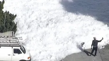 Un oraş a fost acoperit cu o spumă misterioasă! Oamenii au fost sfătuiţi să stea în case