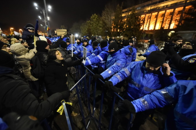 „Atacaţi secţiile de poliţie şi luaţi arme de acolo!” Mesajul Poliţiei după instigările de pe reţelele de socializare