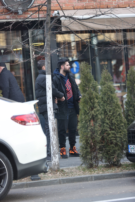 Theo Rose și iubitul, gesturi tandre în fața prietenilor! Pentru ce outfit-uri au optat artista și nepotul lui Nea Mărin!