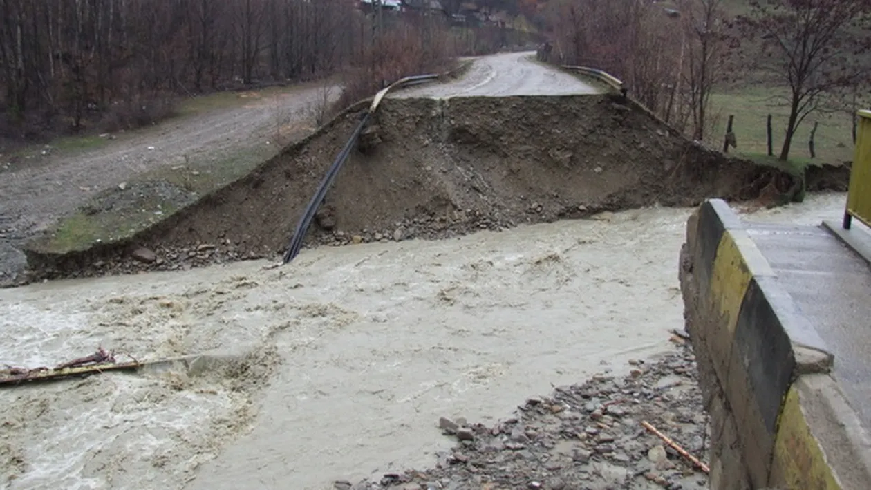Dezastru dupa ploile din ultimele zile! Sute de oameni izolati, drumuri inchise si gospodarii inundate