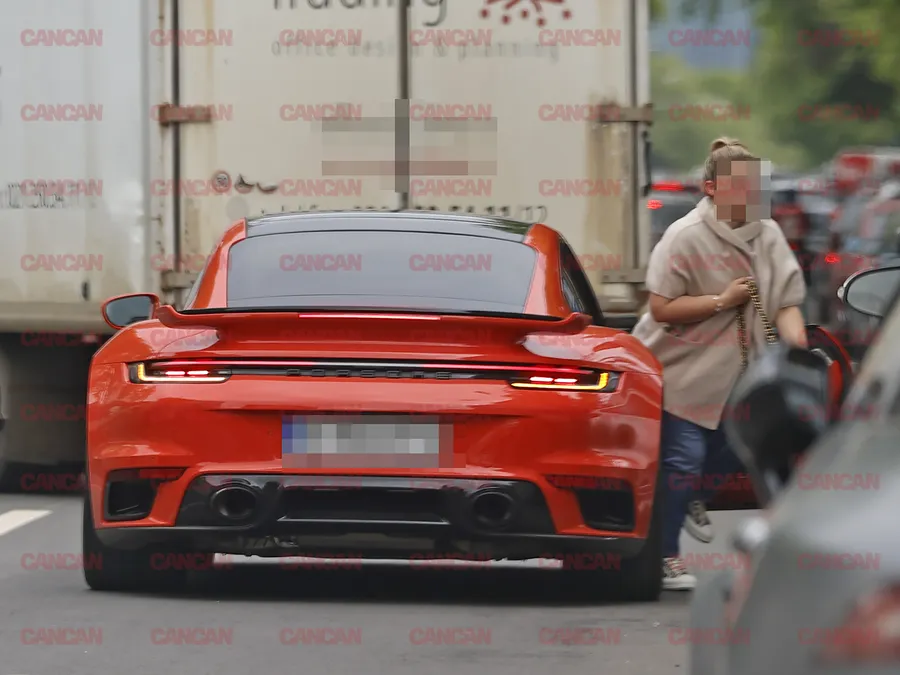 Domnița coboară din Porsche și se îndreaptă spre salon