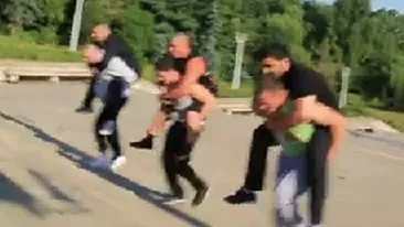 Cum traiesc baietii rai de Bucuresti?! Vin cu masini de sute de mii de euro in parcul Carol ca sa faca fitness - Vezi cum se antreneaza pe trepte si in zona de joaca pentru copii!