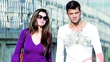 Moni isi epuizeaza soferul