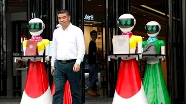 Un magnat chinez a ieşit la cumpărături însoţit de 8 roboţi care să îl ajute cu sacoşele! 