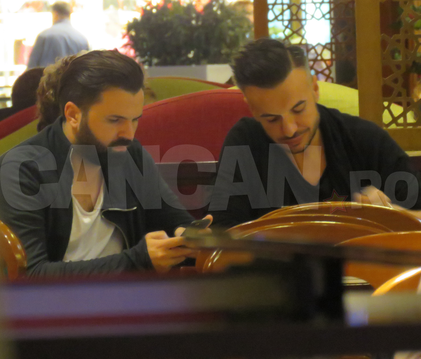 Răzvan Ciobanu & iubitul s-au aşezat la masă în restaurant şi au început să…