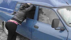 O prostituată străbate țara într-o rulotă. Clienții stau la coadă în fața mașinii