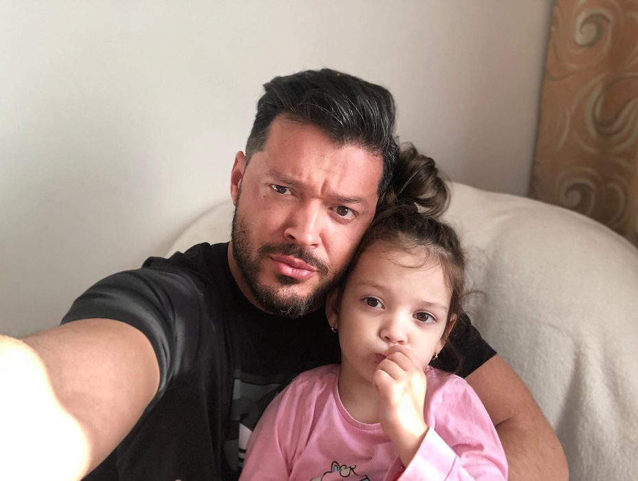 Victor Slav, dezvăluiri despre iubita pe care o ține ascunsă: “Suntem într-o relație de un an și patru luni”. Cum se înțelege Ela cu fiica fostului prezentator, Sofia