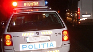 Tragedie în Timiş! Un mort şi doi răniţi, după ce o maşină s-a izbit de un microbuz de transport marfă