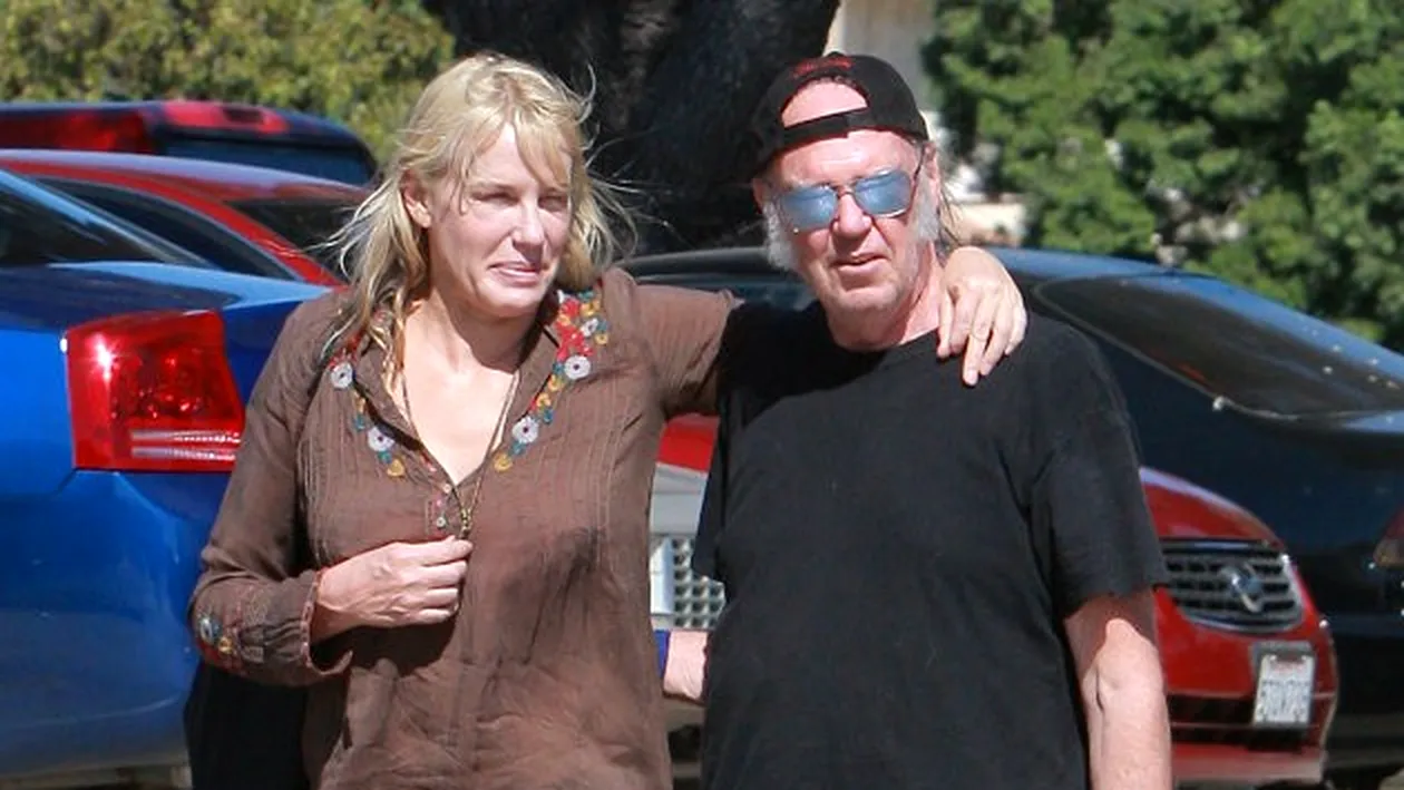 Actrița Daryl Hannah și muzicianul Neil Young s-au căsătorit