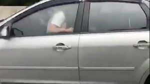 Imagini șocante surprinse pe autostradă! În timp ce se afla la volan, șoferul întreținea relații amoroase cu o tânără