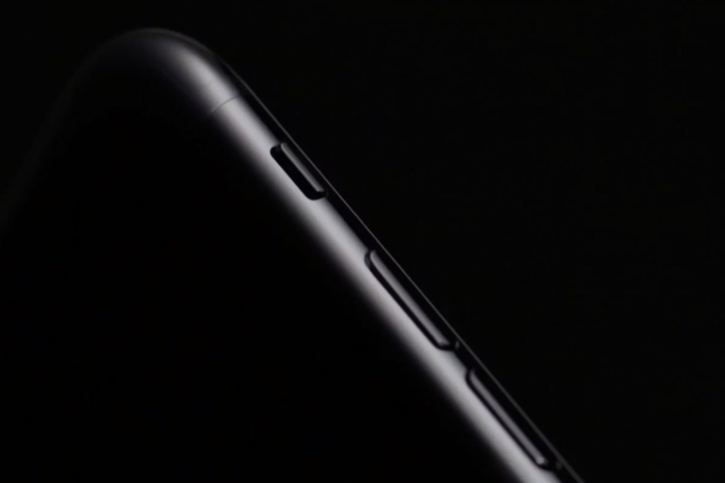 Aşteptarea a luat sfârşit! Cum arată iPhone 7 şi ce accesorii futuristice are!