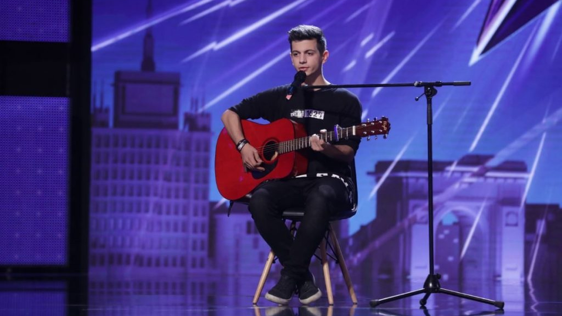 Un tânăr de 20 de ani și-a pus sufletul pe tavă și i-a impresionat pe jurații de la ”Românii au talent”