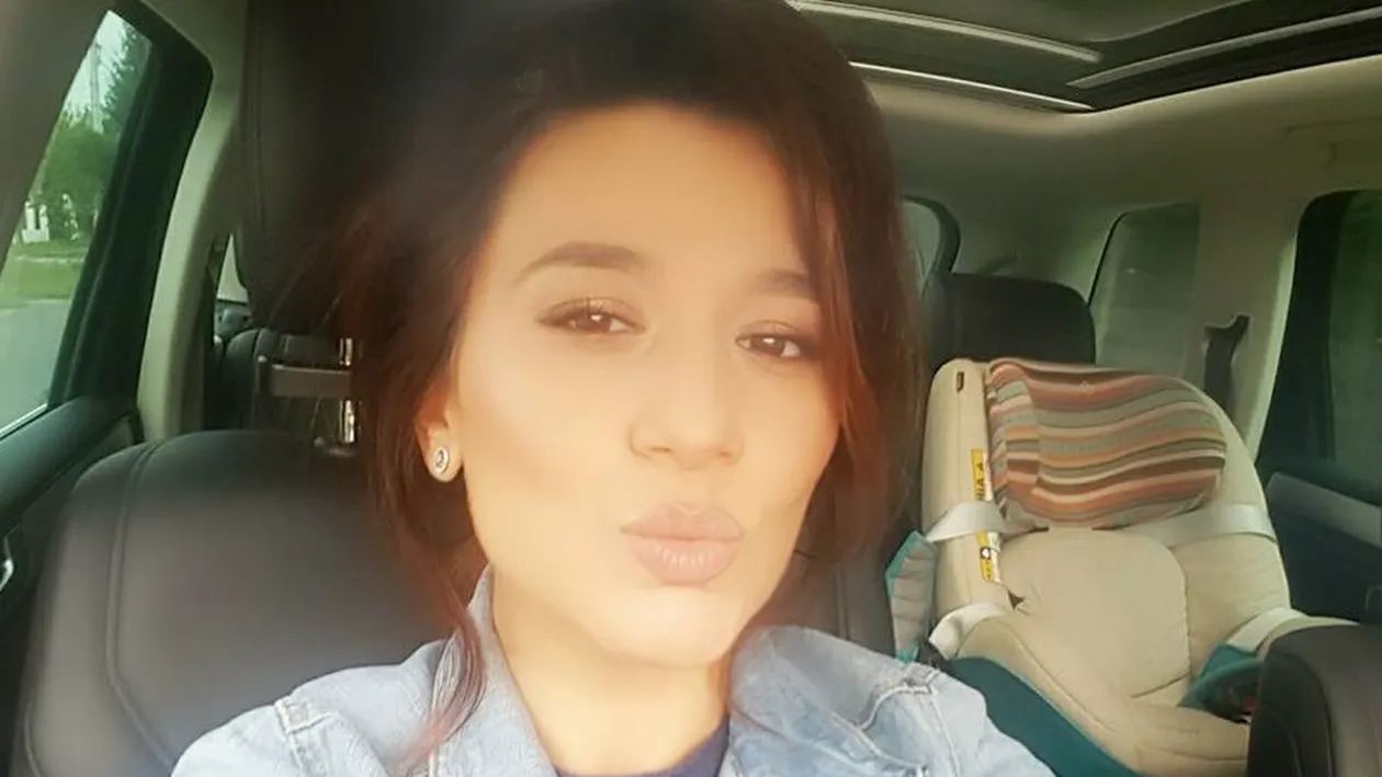 Claudia Pătrăşcanu, imagine de colecţie cu cei doi băieţi! A uitat uşa deschisă şi a fost surprinsă aşa