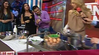 Liviu Varciu si Roxana Ionescu au trecut la cratita! Uite cum s-au descurcat la vopsit oua si facut cozonaci!