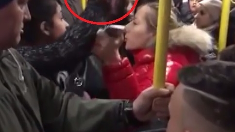 O jandarmeriță din Argeș le-a dat o lecție unor individe care au vrut să o jefuiască în autobuz: ”Nu mai furi în viața ta!”
