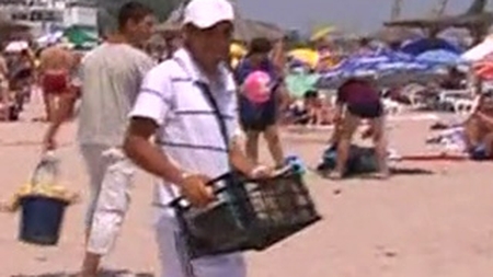 Video de MARE senzatie! Smecherii de pe plaja reinventeaza marketing-ul - Vezi cum vand porumb fiert: "Pentru fetele virgine vand porumb cu vitamine, vitamina A si B sa le creasca..." - "Ia porumb de la baiatu', asta-i fita Botezatu!"