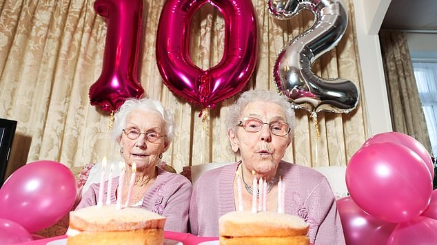 Phyllis Jones și Irene Crump, cele mai bătrâne gemene din Marea Britanie, împlinesc 102 ani. Secretul longevității și vitalității lor este incredibil