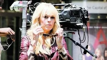 Mama lui Lindsay Lohan mananca si bea fara sa plateasca. N-a achitat nota de 2.500 de dolari