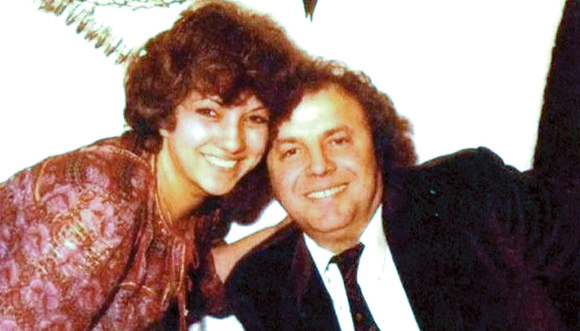 Alexandru Arșinel este la pământ. Vorbește cu fotografia Stelei Popescu la teatru, iar când ajunge acasă își vede soția care…
