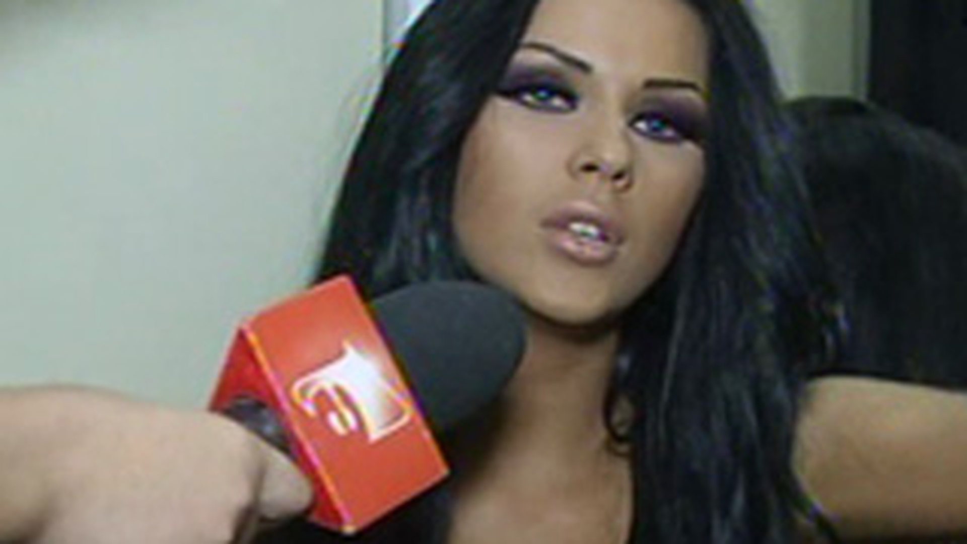 Cruduta a ajuns la munca de jos! A lucrat o zi ca vanzatoare intr-un magazin de haine: "Tata mi-a zis sa vin cu bani si sa fac o munca cinstita"