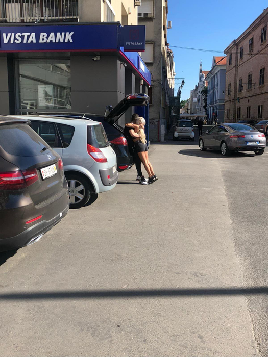 Iasmina Halas și noul iubit, sărut tandru, la portbagaj