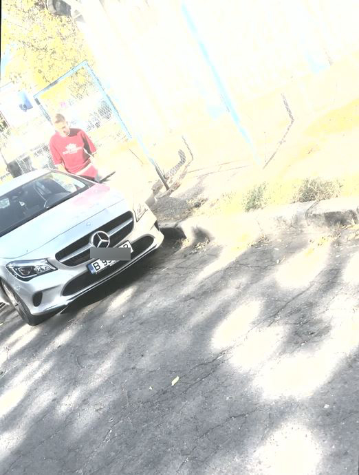 Cei doi îndrăgostiți au terminat plimbarea și s-au retras la mașină