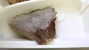 Ireal ce a primit să mănânce o pacientă, la prânz, într-un spital din Cluj. Culmea, meniul costă 22 de lei. Soțul ei nu a mai rezistat și a făcut imaginile publice