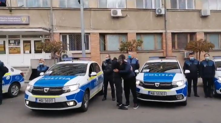 Un polițist din Mehedinți, răpus de infecția cu COVID-19. Imagini cu puternic impact emoțional surprinse la omagiul pe care i l-au adus foștii colegi | VIDEO