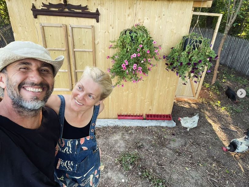 Cum arată casa de la „ţară” a Danei Nălbaru? Are prispă şi lămpi solare. FOTO