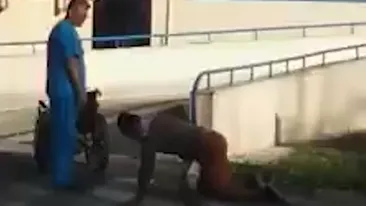 Imagini șocante la Spitalul Județean Călărași! Un bărbat s-a târât pe treptele din fața spitalului. VIDEO