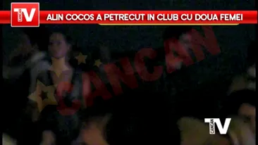 Alin Cocos se distreaza in club cu doua femei