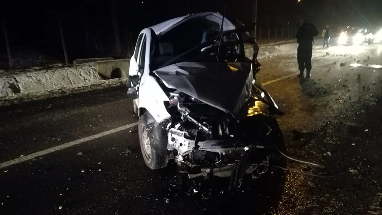 Accident violent în Târgu Mureș! Doi răniți grav, după ce mașina în care erau s-a izbit de un cap de pod și s-a răsturnat