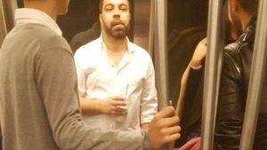 Surpriză mare pentru pasagerii unui metrou bucureştean! Au dat nas în nas cu Florin Salam!