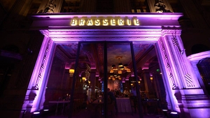 Petrecere renascentistă la deschiderea Luther Brasserie din Braşov!