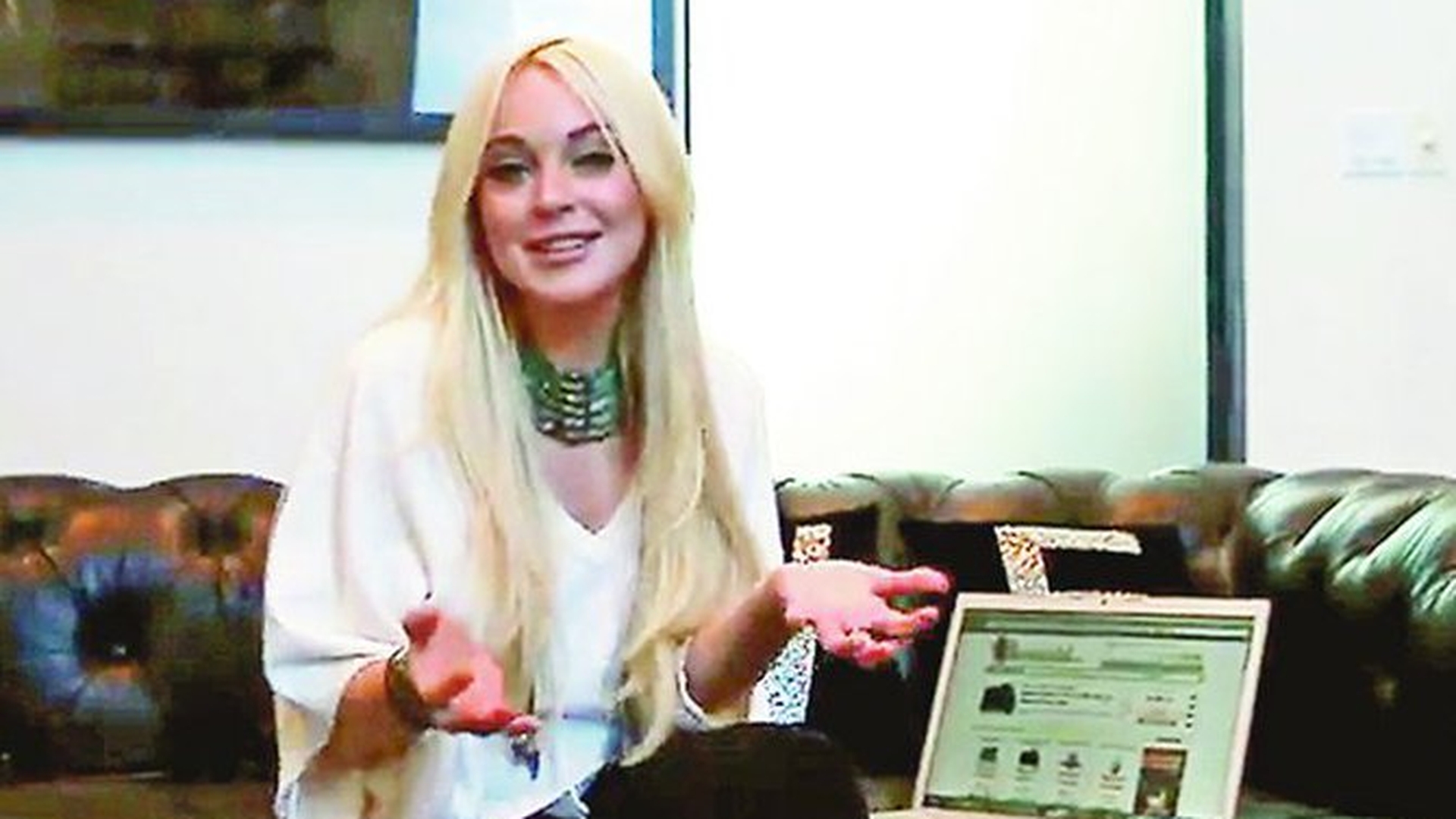 Lindsay Lohan stie cum sa faca rost de bani! Filmeaza reclame in arest