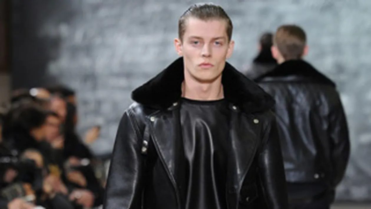 Janis, modelul agentiei lui Vali Punga, revelatia saptamanii modei de barbati de la Milano!