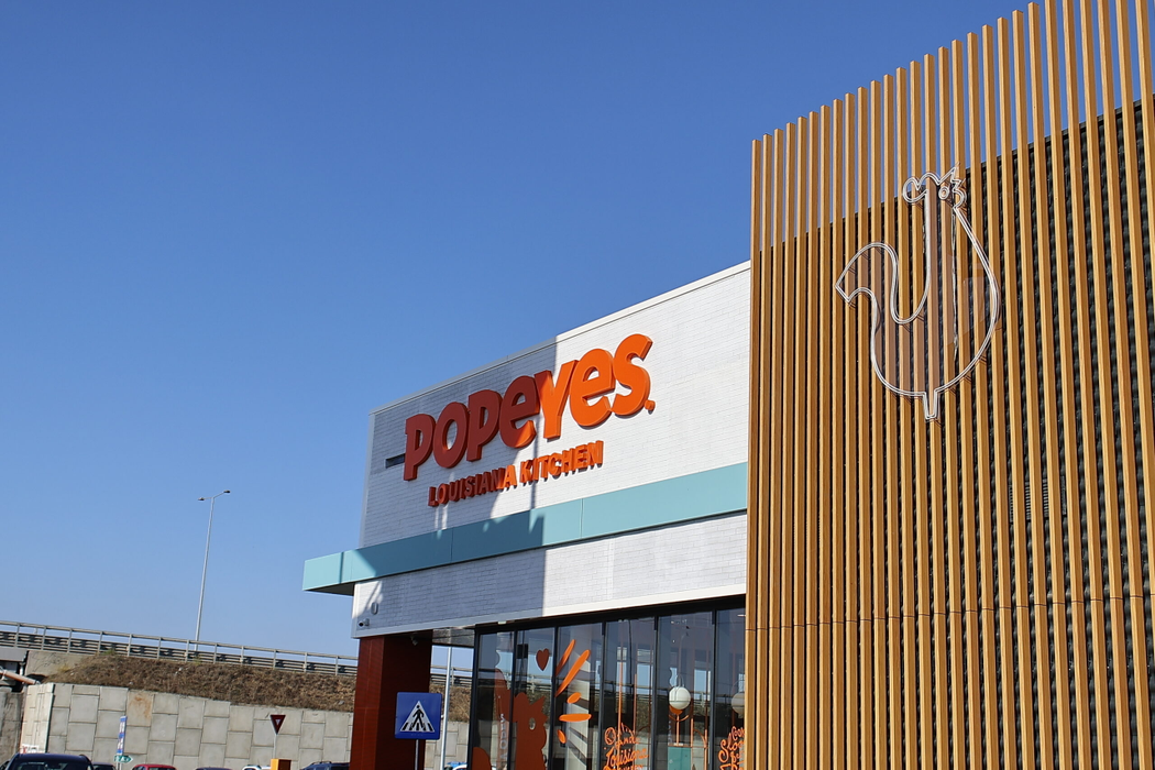 Popeyes România deschide primul restaurant de tip Drive-Thru din țară