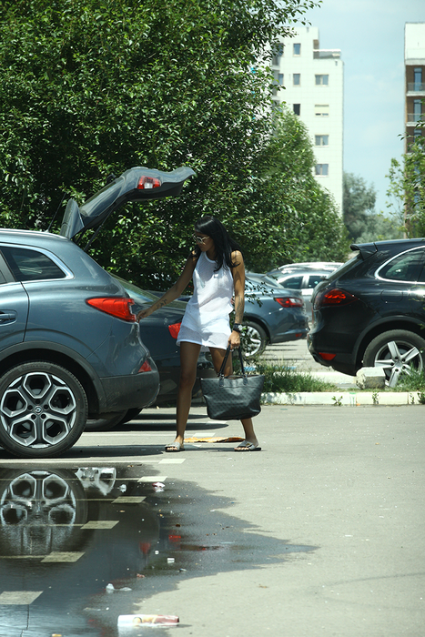 Iubita lui Alexa își ia geanta din portbagaj