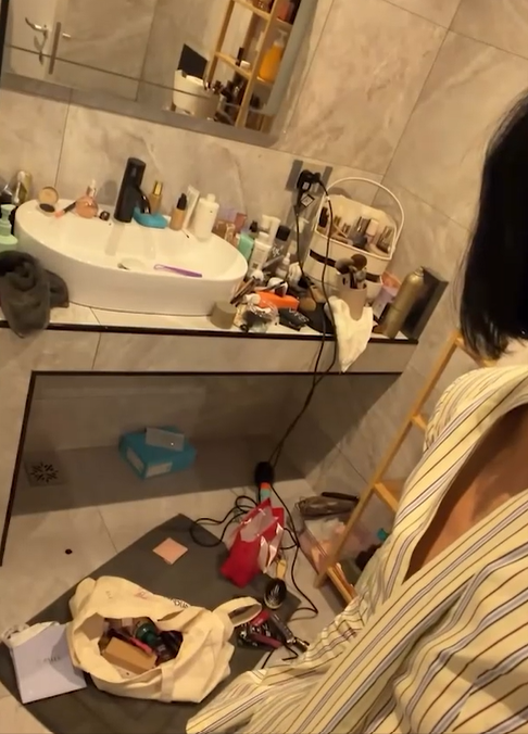 Cum arată casa în care locuiește Andreea Popescu, după divorț? Baie ca a ei, mai rar