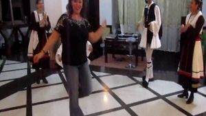Milionara Corina Martin stie sa se distreze. A "rupt" ringul de dans pe muzica greceasca