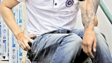 Matei Lucescu s-a cam saturat de scoala!  Fumeaza si nu-si scapa din ochi iubita