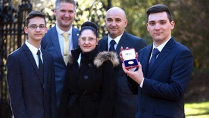 Cine e studentul român premiat chiar de regina Angliei cu medalia de aur
