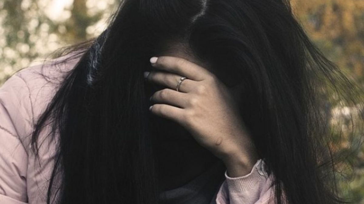 Ordin de restricție pentru un minor care și-a agresat iubita, în plină stradă! „Ambulanța m-a dus la spital unde am stat 5 zile”